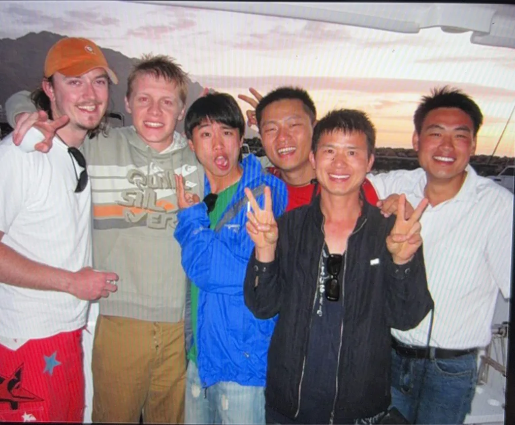 黄昏船尾六人合影